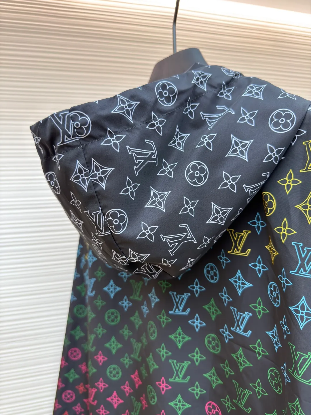 LOUIS VUITTON gradient logo jacquard jacket ●Original version: purchased and developed at 23099 ●Item number: 1680984-B25 ●Fabric: windproof technical fabric ●Technology: jacquard production ●Version: fitted version ●Weight: about 420 grams ●Size: S-M-L-XL ●Description: The whole piece of clothing was purchased for 23,900 ZP and disassembled. It is made of custom windproof jacquard technical fabrics and imported from Italy. It is decorated with Monogram printing throughout to render a subtle gradient effect. The placket is molded to customize the LV hollow letter zipper, the hooded drawstring design is molded to the hem, and the hem is molded to customize the LV letter logo adjustment buckle. It is truly a 1:1 copy. The overall wiring is straight and delicate, the fabric is comfortable and soft, and the color is consistent without color difference. It can be matched with the same style to create a fashionable look and control various occasions. Customized accessories, complete with three standards, same style for men and women!